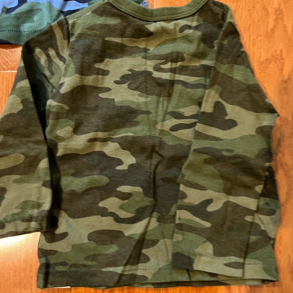 GAP Kids like new Blue and Green Camouflage Long Sleeve Tees - Picture 6 of 11